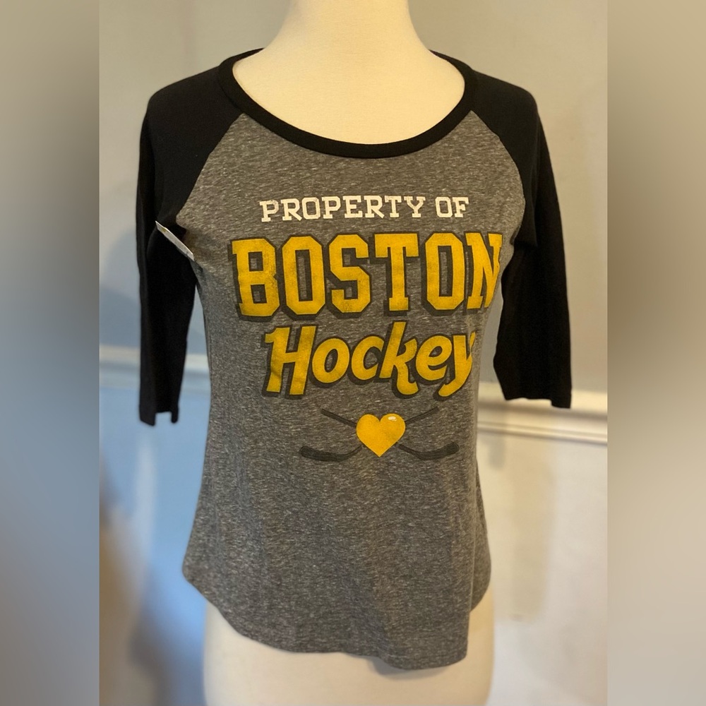 Boston hockey quarter sleeve T.   Woman’s size small , so great for kids too!